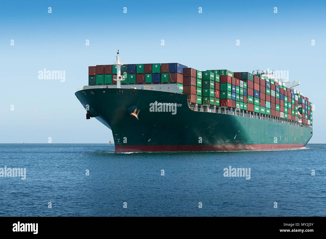 La Nave portacontainer, SEAMAX New Haven, immettendo il Los Angeles Canale principale nel porto di Los Angeles, California, USA. Foto Stock