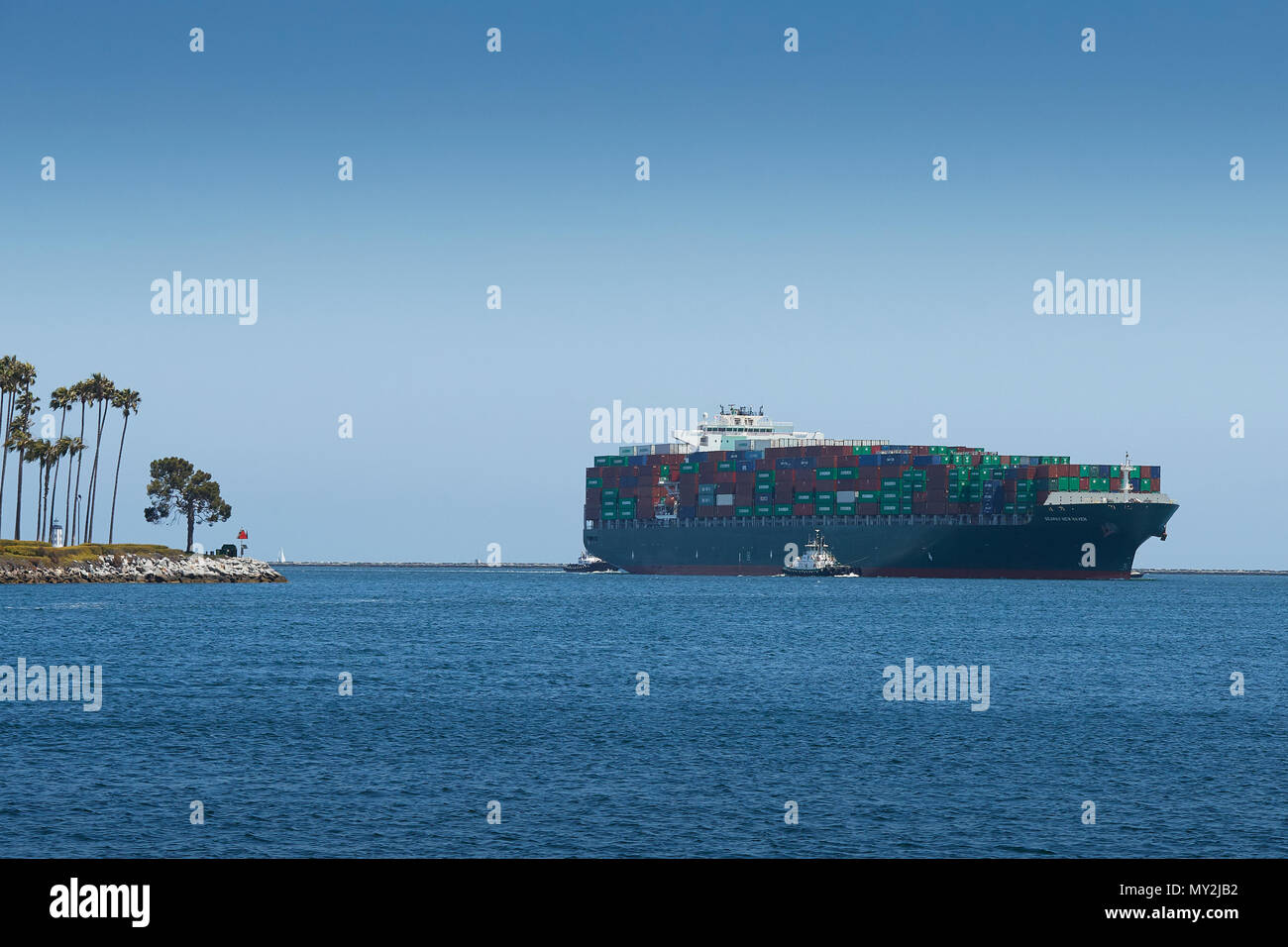 La Nave portacontainer, SEAMAX New Haven, immettendo il Los Angeles Canale principale nel porto di Los Angeles, California, USA. Foto Stock