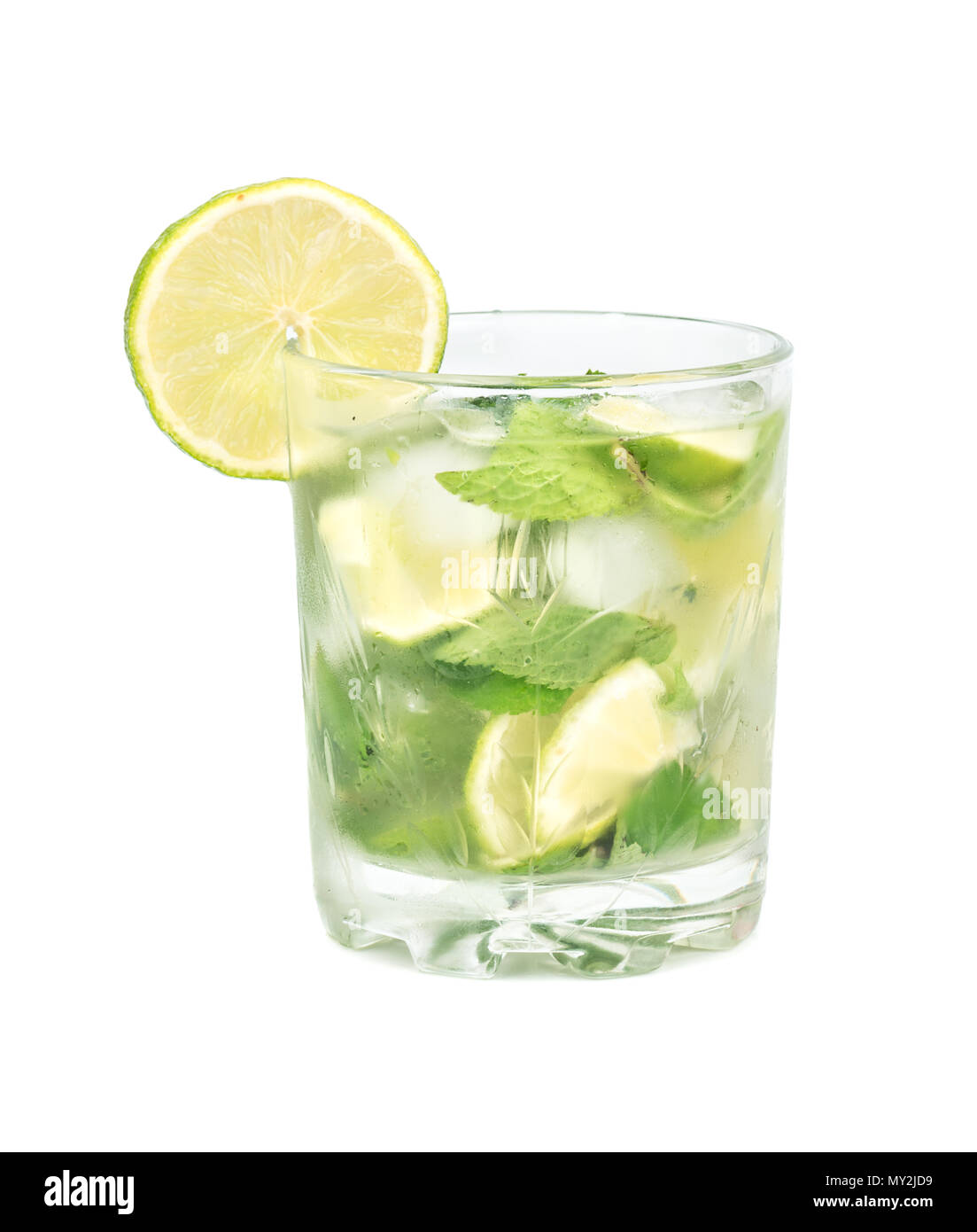 Bicchiere di alcool mojito cocktail fresco isolato su sfondo bianco Foto Stock
