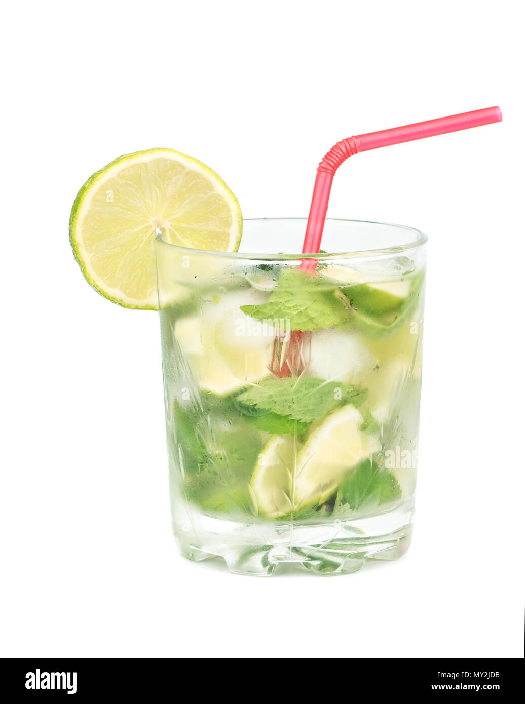 Bicchiere di deliziosi cocktail mojito isolati su sfondo bianco Foto Stock