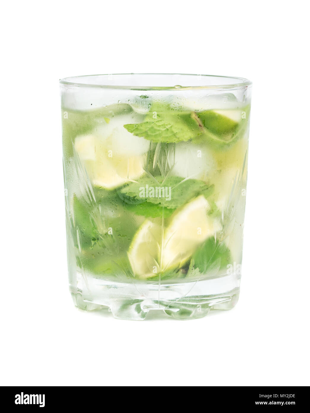 Gustoso e fresco cocktail mojito isolati su sfondo bianco Foto Stock