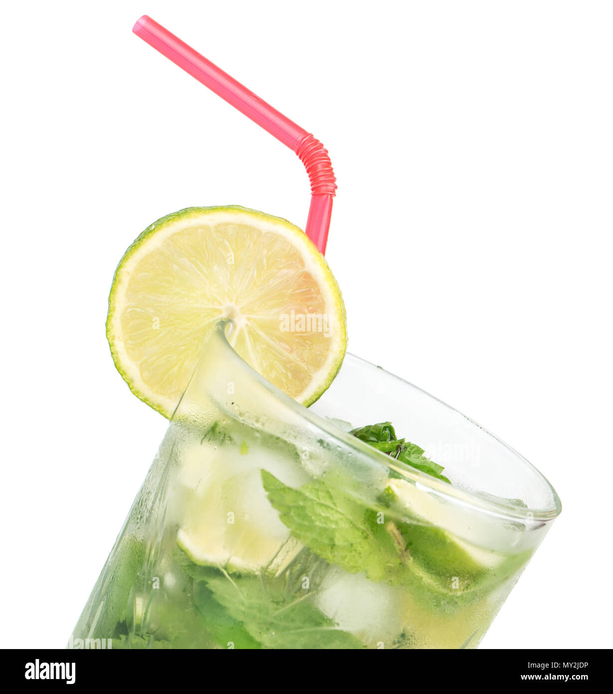 Parte di vetro con mojito cocktail con cannucce su sfondo bianco Foto Stock