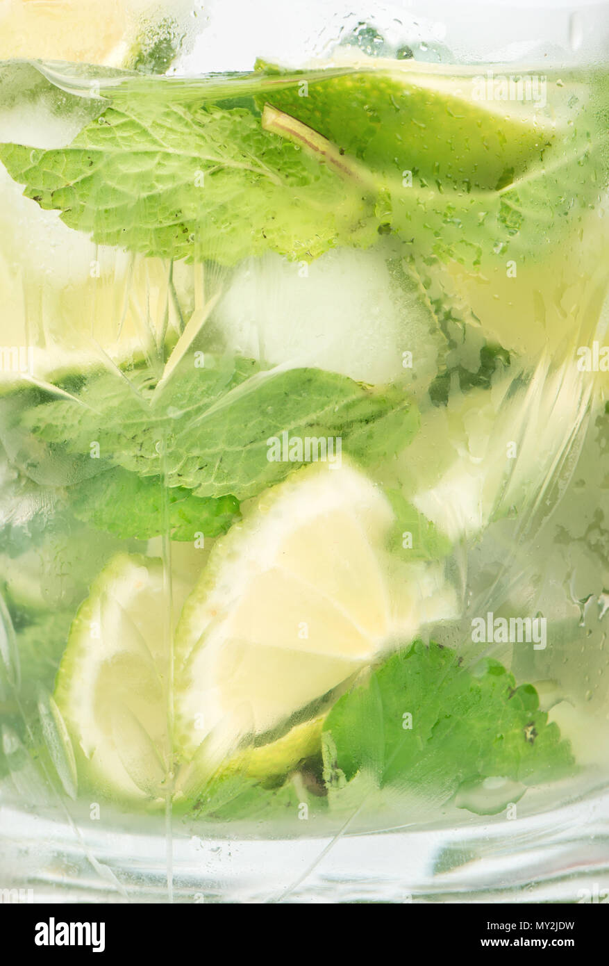 Vetro di sfondo del cocktail mojito close up Foto Stock