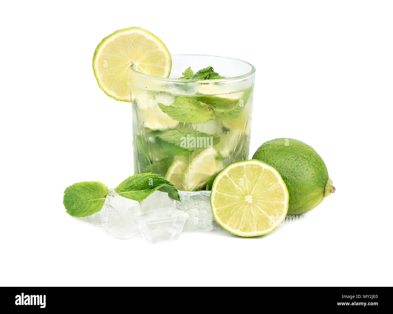 Bicchiere di cocktail mojito con ingredienti su sfondo bianco Foto Stock