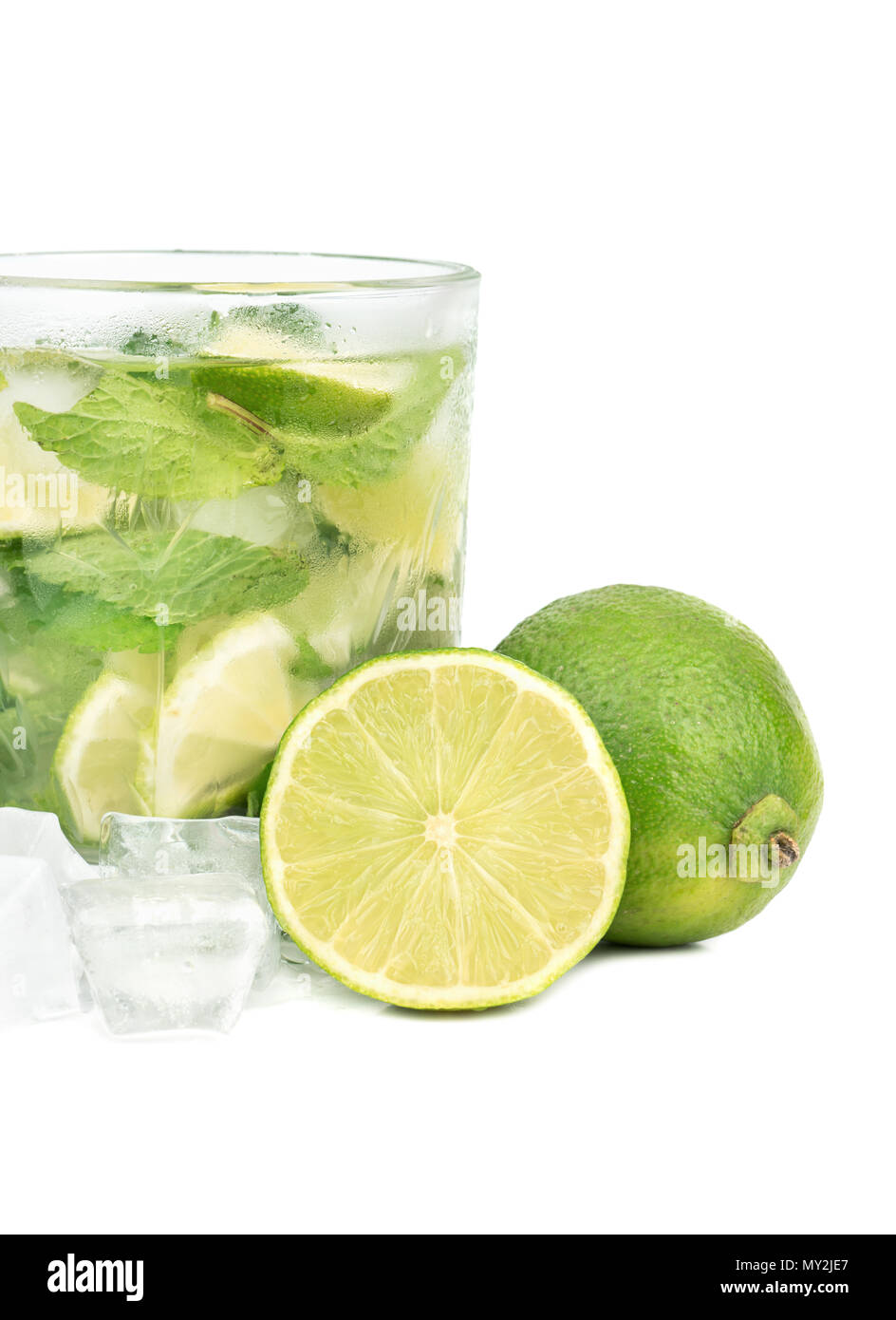 Bicchiere di cocktail mojito con calce e ghiaccio su sfondo bianco Foto Stock