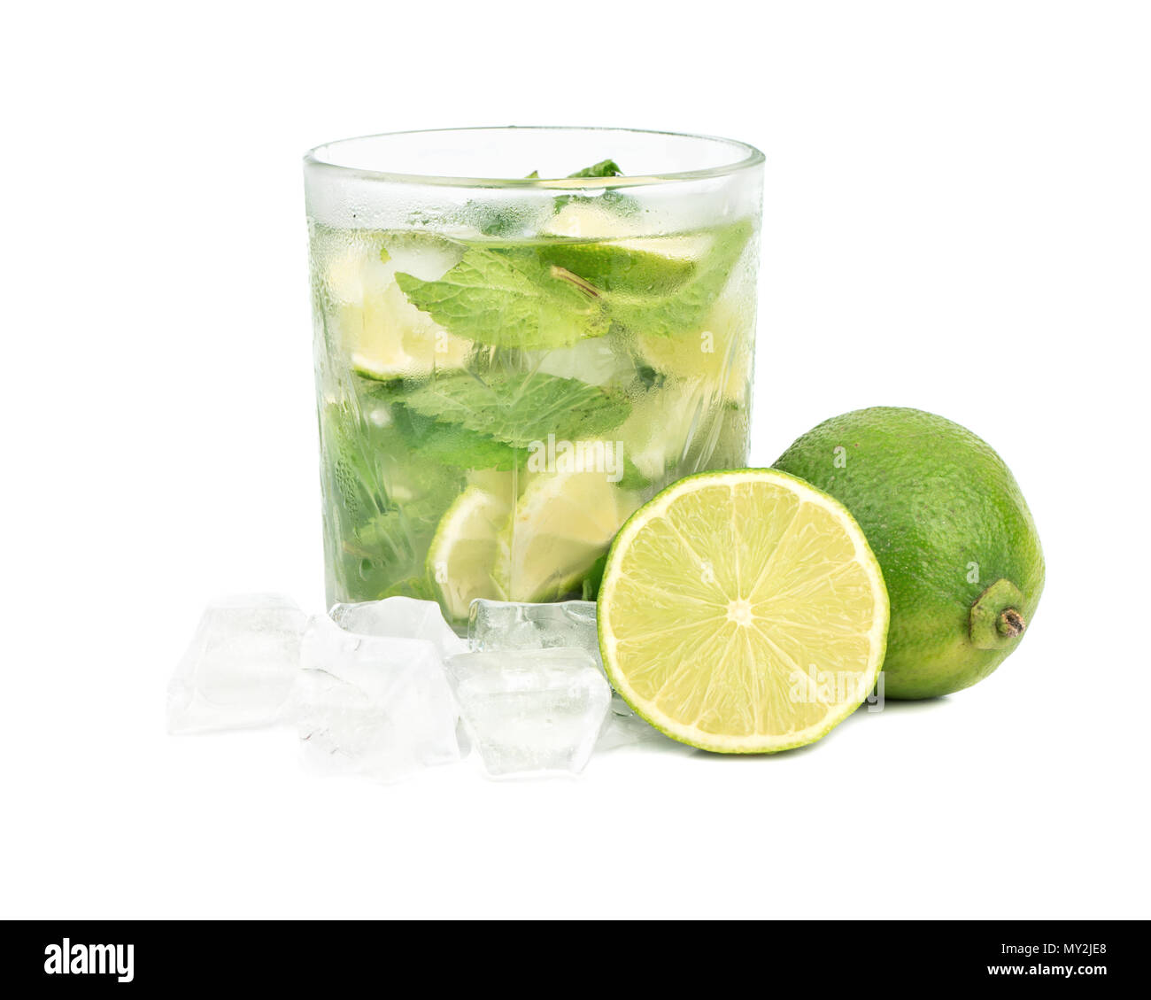 Bicchiere di cocktail mojito con calce e ghiaccio su sfondo bianco Foto Stock