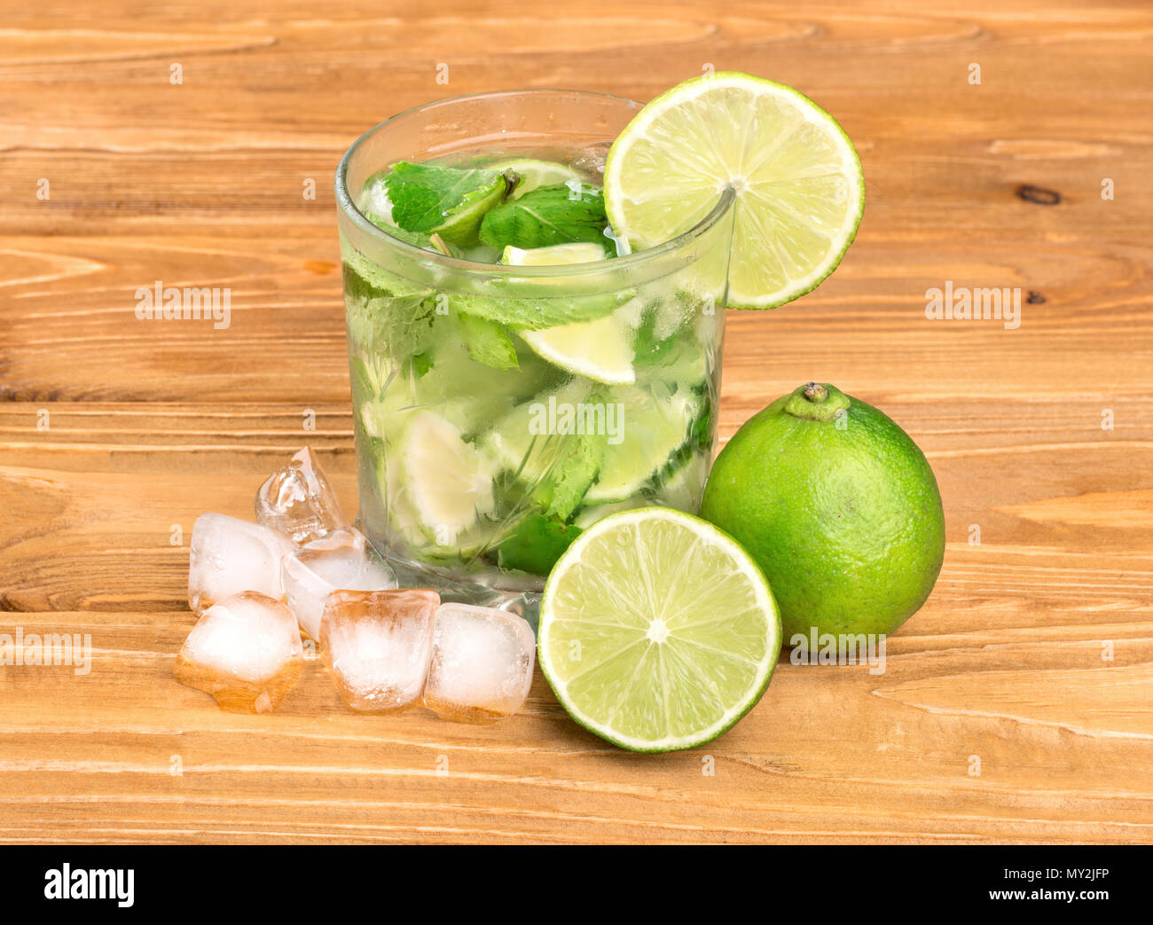 L'alcol cocktail mojito con gli ingredienti sul tavolo Foto Stock