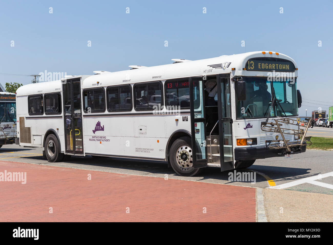 Un percorso 13 autobus attende di discostarsi dalla Ocean Park in Oak Bluffs, Massachusetts a capo di Edgartown di Martha's Vineyard. Foto Stock