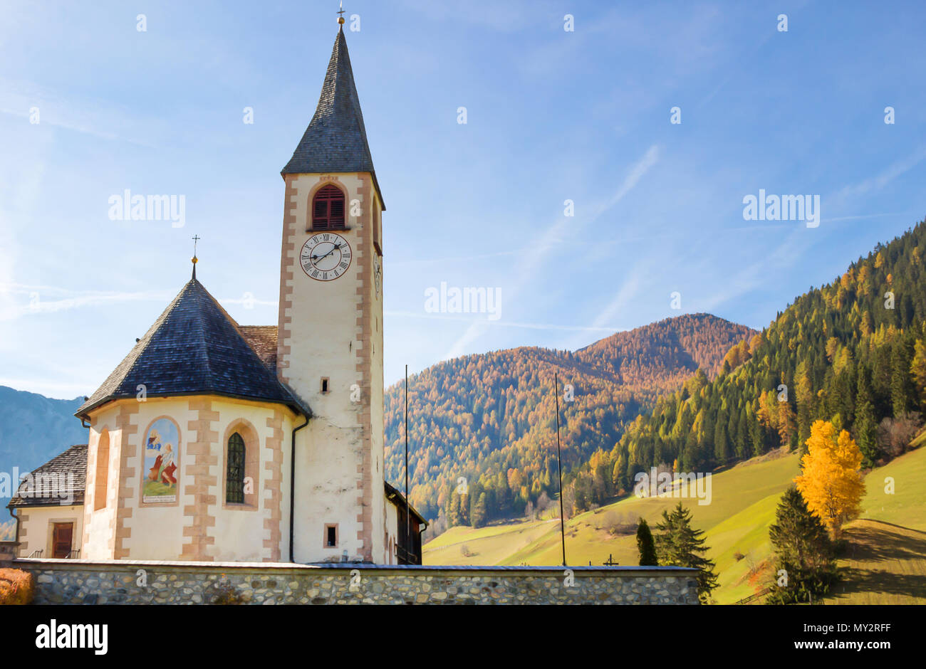 Piccola chiesa in Campagna in autunno sfondo. Foto Stock