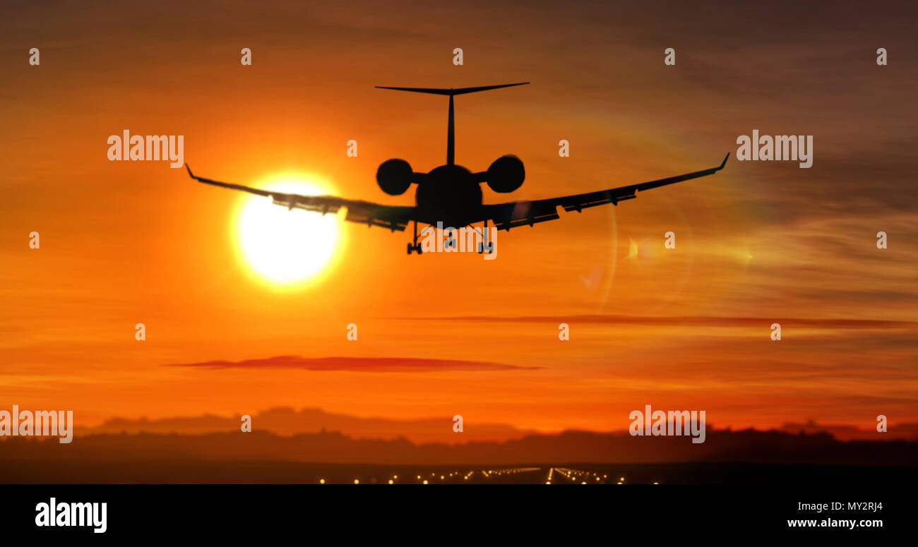 Silhouette aereo atterrando all'aeroporto durante il tramonto. Sun, forma di jet privato piano e lampeggiare le luci di pista. Foto Stock
