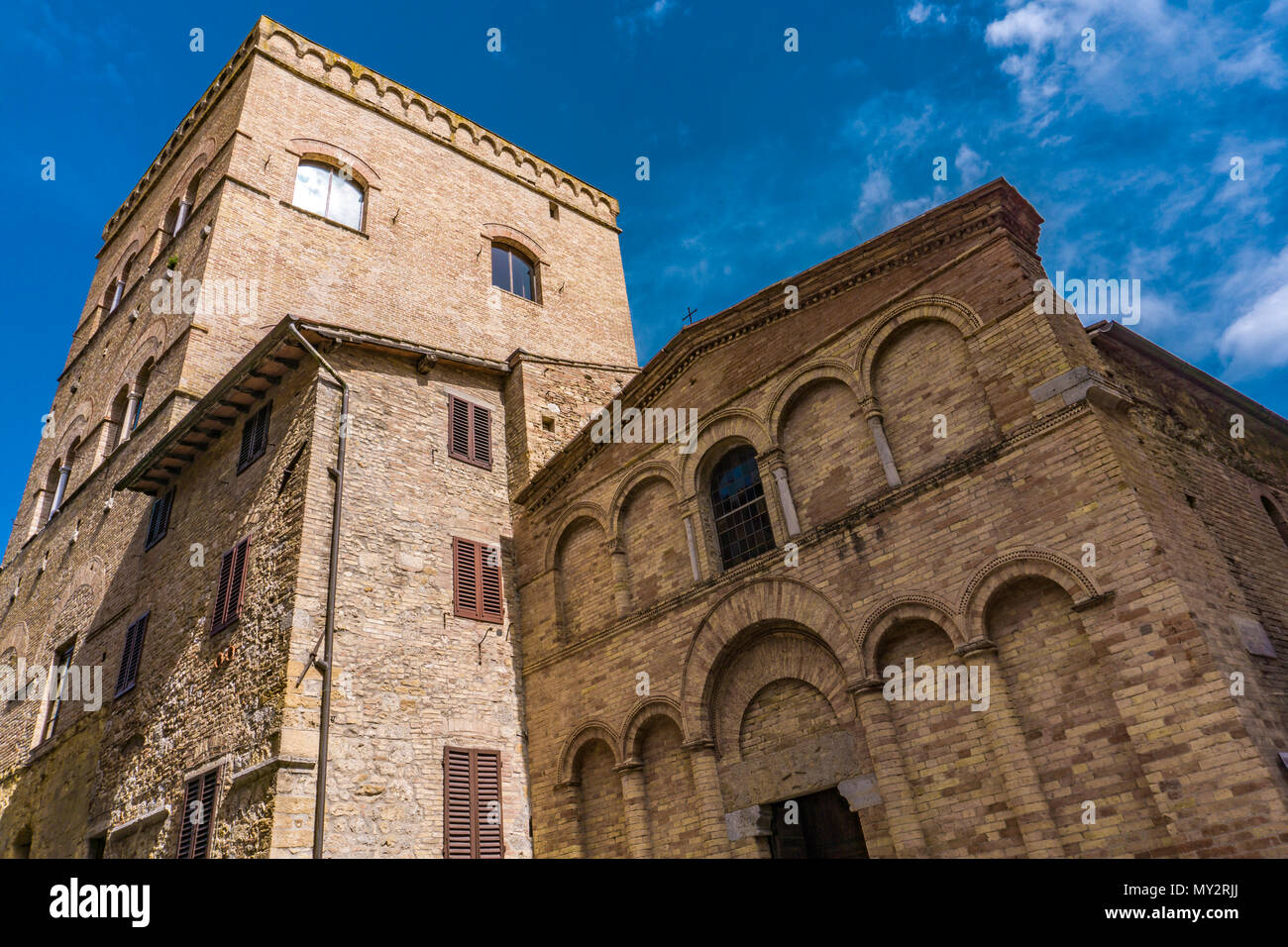 Vista alla vecchia Chiesa di San Bartolo a San Gimignano in Toscana, Italia. Foto Stock
