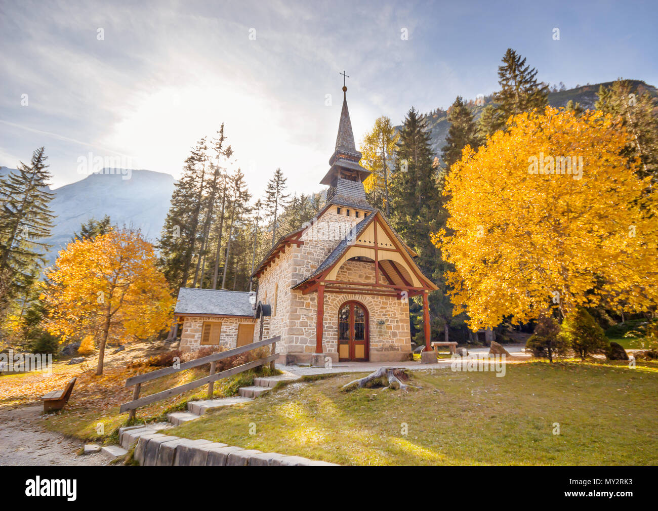 Piccola chiesa in Campagna in autunno sfondo. Foto Stock