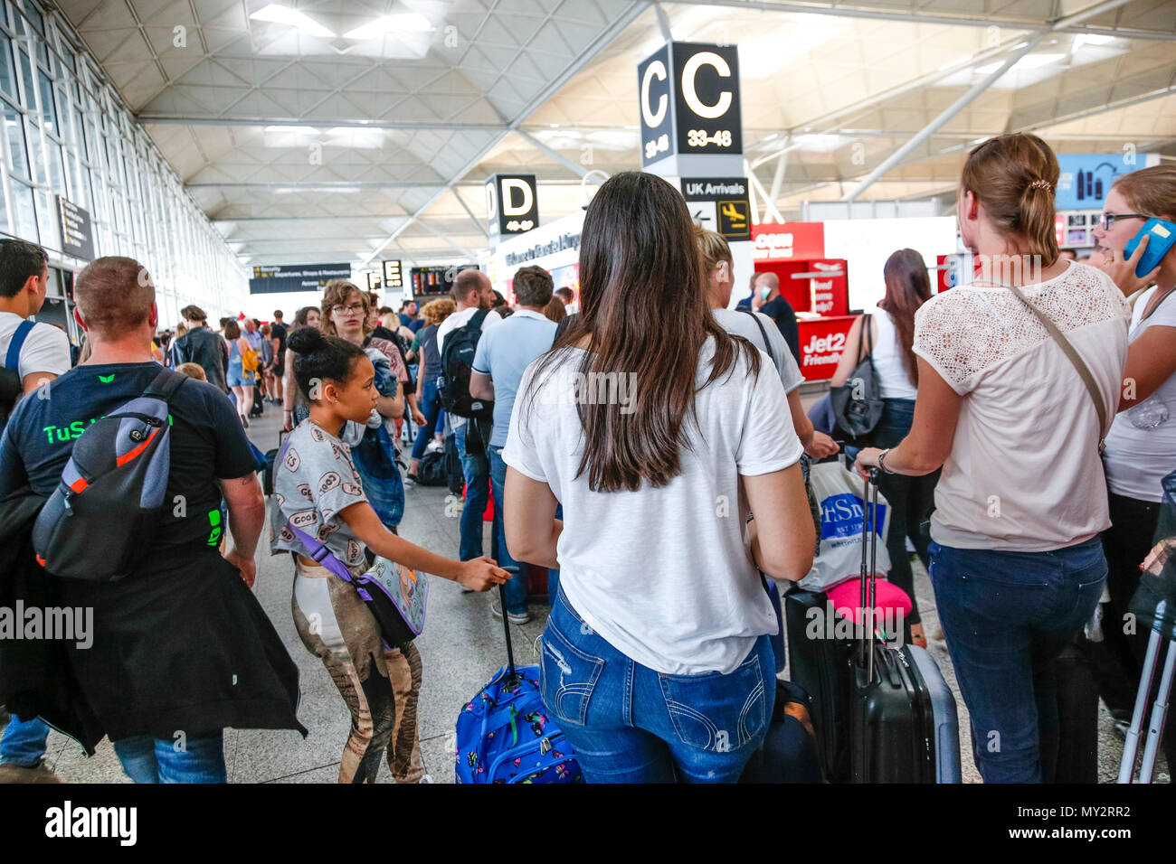 Ritardi dei voli e le lunghe code presso l'aeroporto di Stansted, Essex, vicino Londra, 27 maggio 2018 Foto Stock