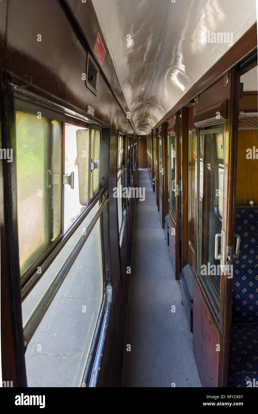 Visualizza in basso un treno corridoio di trasporto su un vecchio stile britannico in treno stazione di Llangollen Galles del Nord Foto Stock