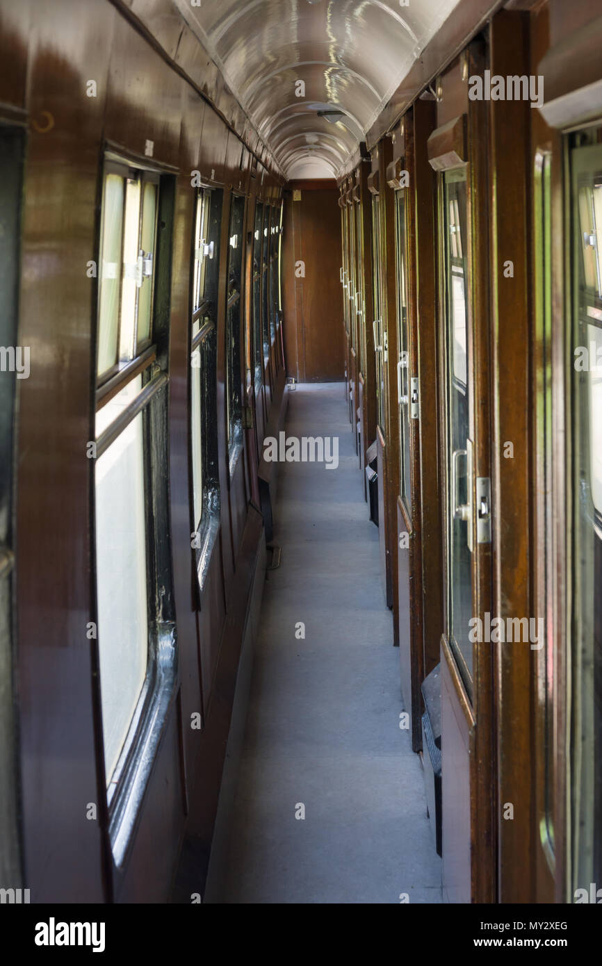 Visualizza in basso un treno corridoio di trasporto su un vecchio stile britannico in treno stazione di Llangollen Galles del Nord Foto Stock
