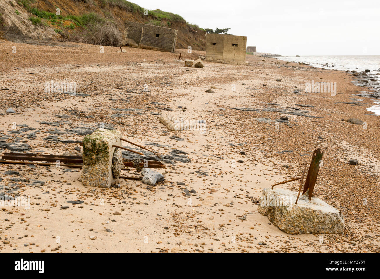 Vecchio pillboxes di guerra e la seconda guerra mondiale resti di filo spinato anti-invasione Bawdsey difese, Suffolk, Inghilterra, Regno Unito guardando a nord di martello tower Foto Stock