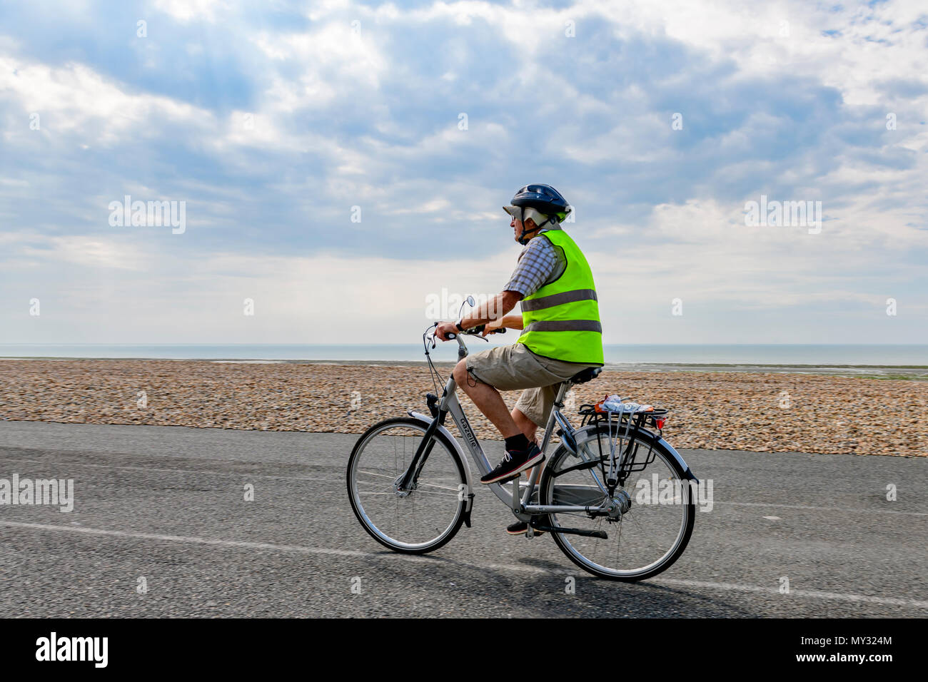 Senior ciclista maschio, Worthing esplanade east sussex Foto Stock