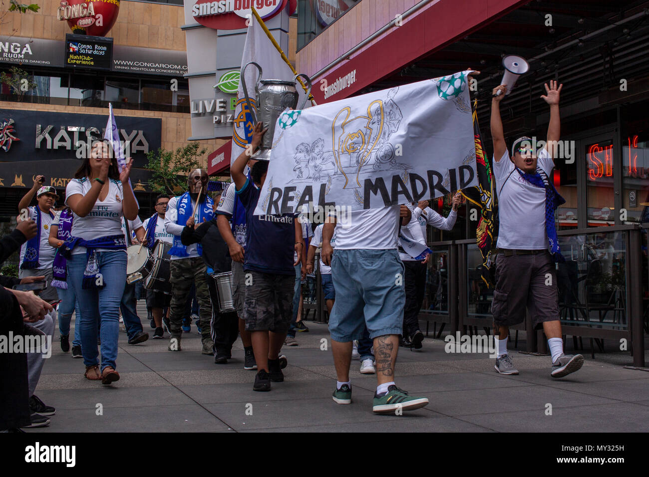 Real Madrid tifosi marzo al di fuori del Tom bar urbano prima della finale di Champions League, la Live. Foto Stock