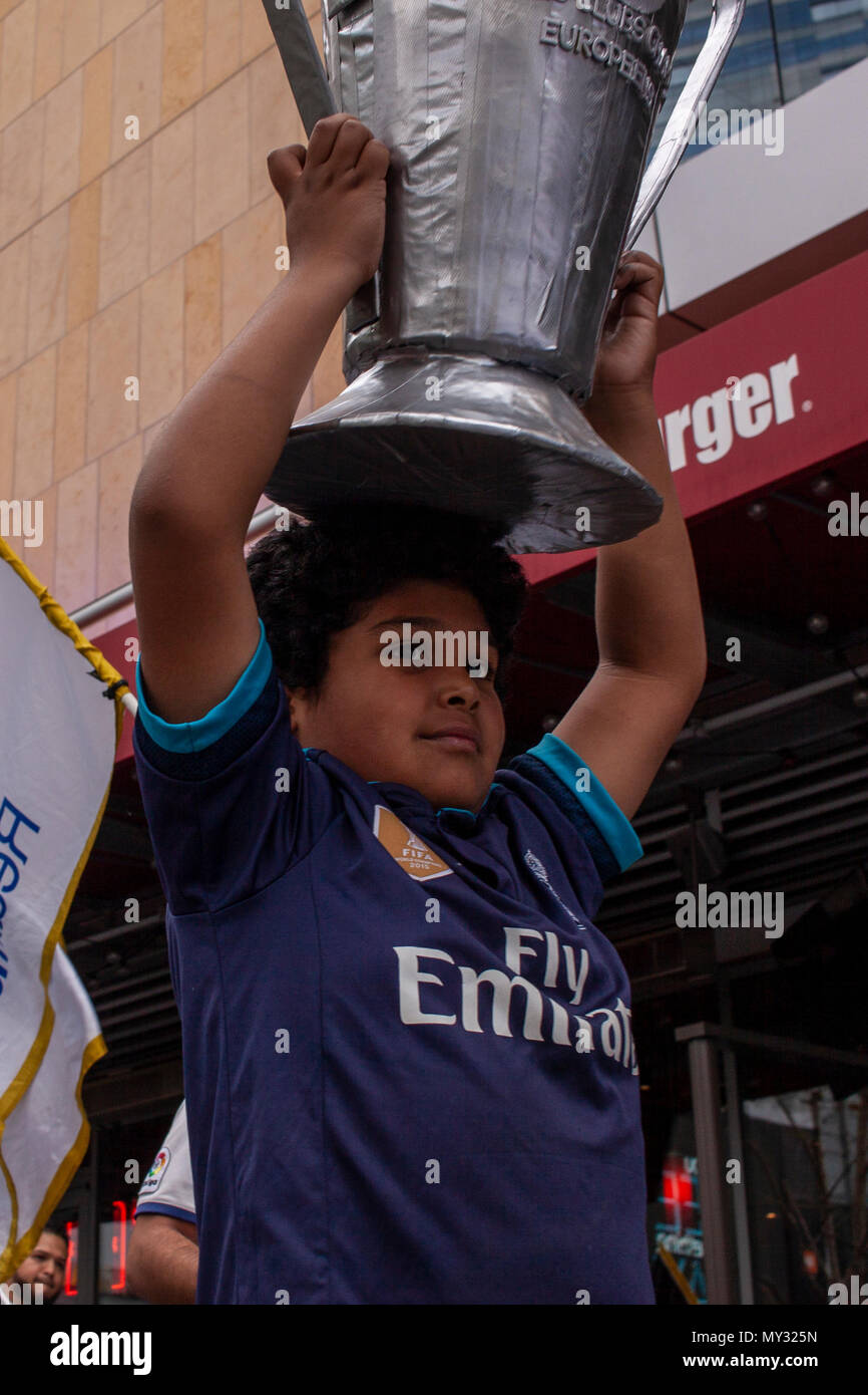 Real Madrid tifosi marzo al di fuori del Tom bar urbano prima della finale di Champions League, la Live. Foto Stock