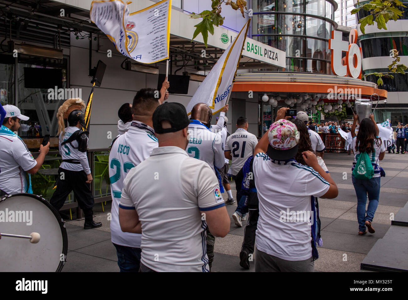 Real Madrid tifosi marzo al di fuori del Tom bar urbano prima della finale di Champions League, la Live. Foto Stock