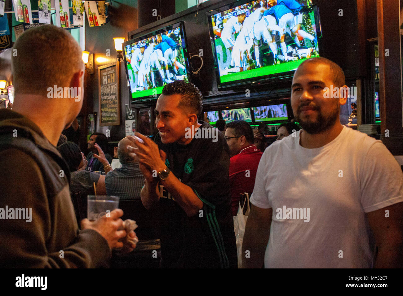 Liverpool & Real Madrid tifosi guardare la finale di Champions League a Dublino's Bar, Centro di Los Angeles. Foto Stock