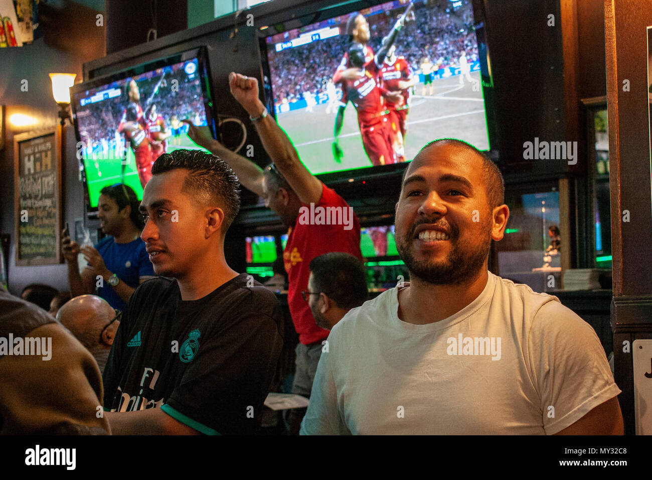 Liverpool & Real Madrid tifosi guardare la finale di Champions League a Dublino's Bar, Centro di Los Angeles. Foto Stock