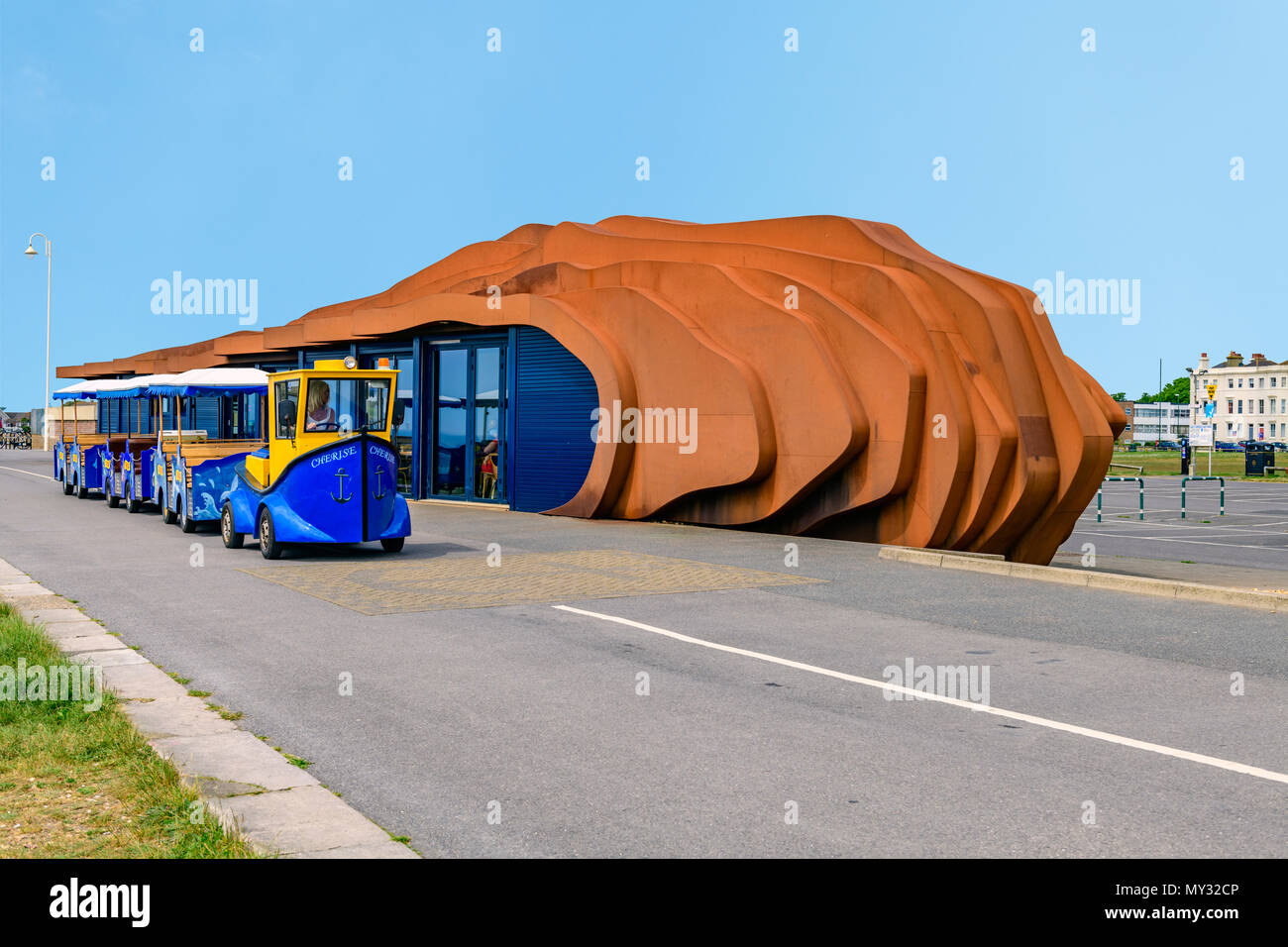 La promenade treno passa la scultura east beach cafe, Littlehampton West Sussex Foto Stock