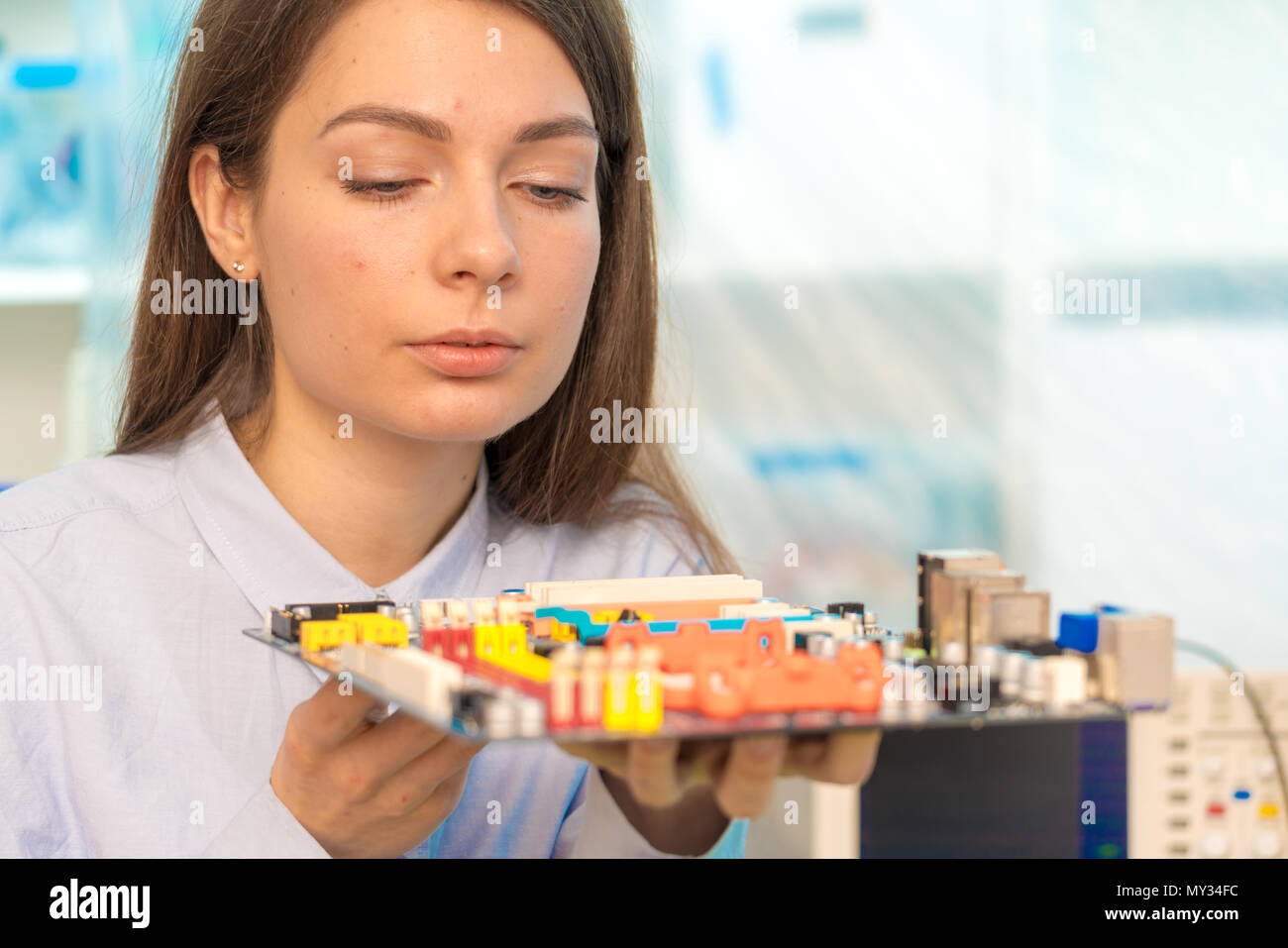 Studentessa in elettronica classe utilizza un dispositivo di misurazione Foto Stock