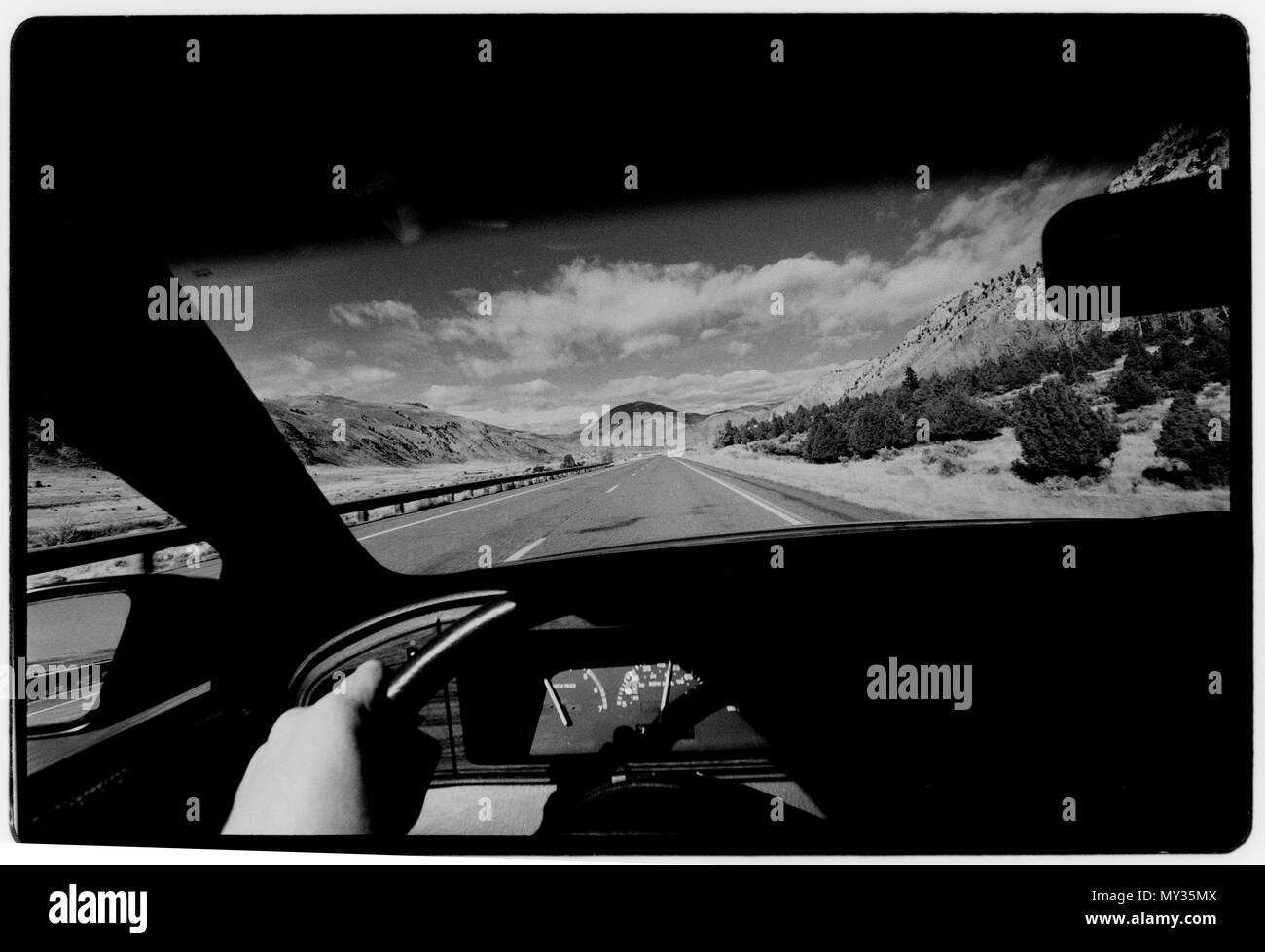 Montana USA, sulla strada. 1988 Vista da un auto accelerando lungo la strada statale in Montana, Entrata Nord Road, USA Foto Stock