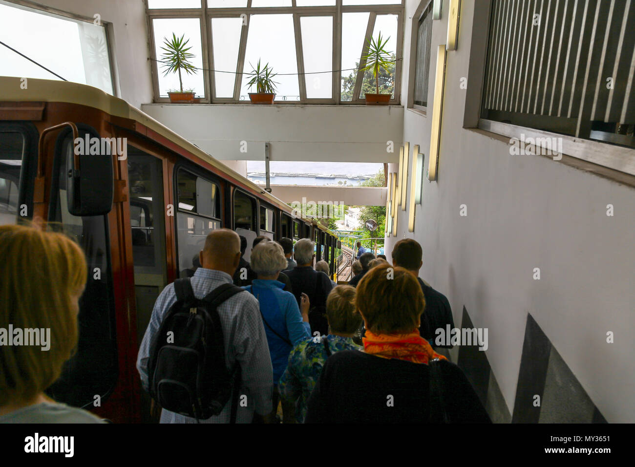 I passeggeri sulla ferrovia funicolare sull'isola di Capri, Campania, Italia Foto Stock