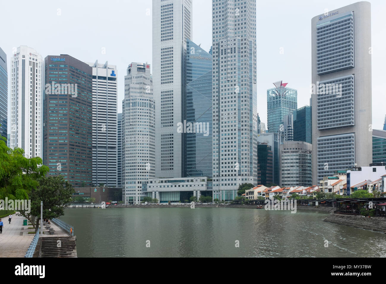 Elevato aumento edifici per uffici sulla banca del fiume Singapore vicino al Boat Quay, Singapore Foto Stock