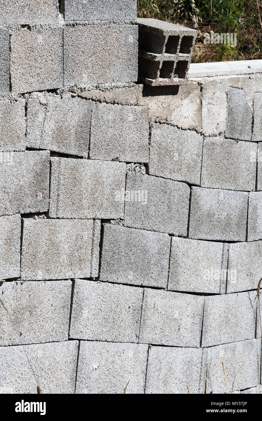 La costruzione di una brezza blocco di muro Foto Stock