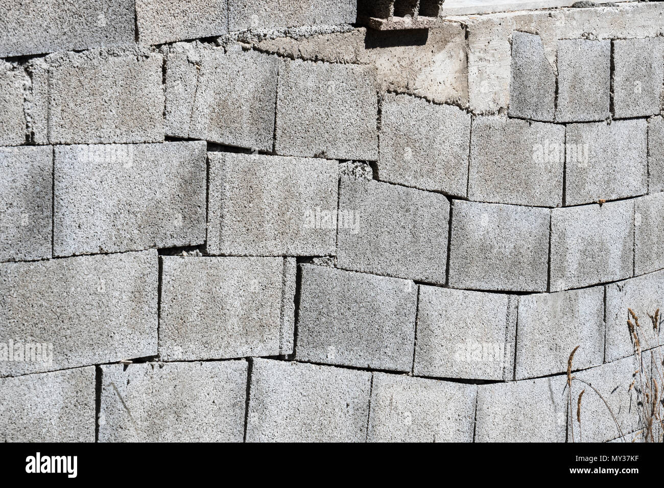 La costruzione di una brezza blocco di muro Foto Stock