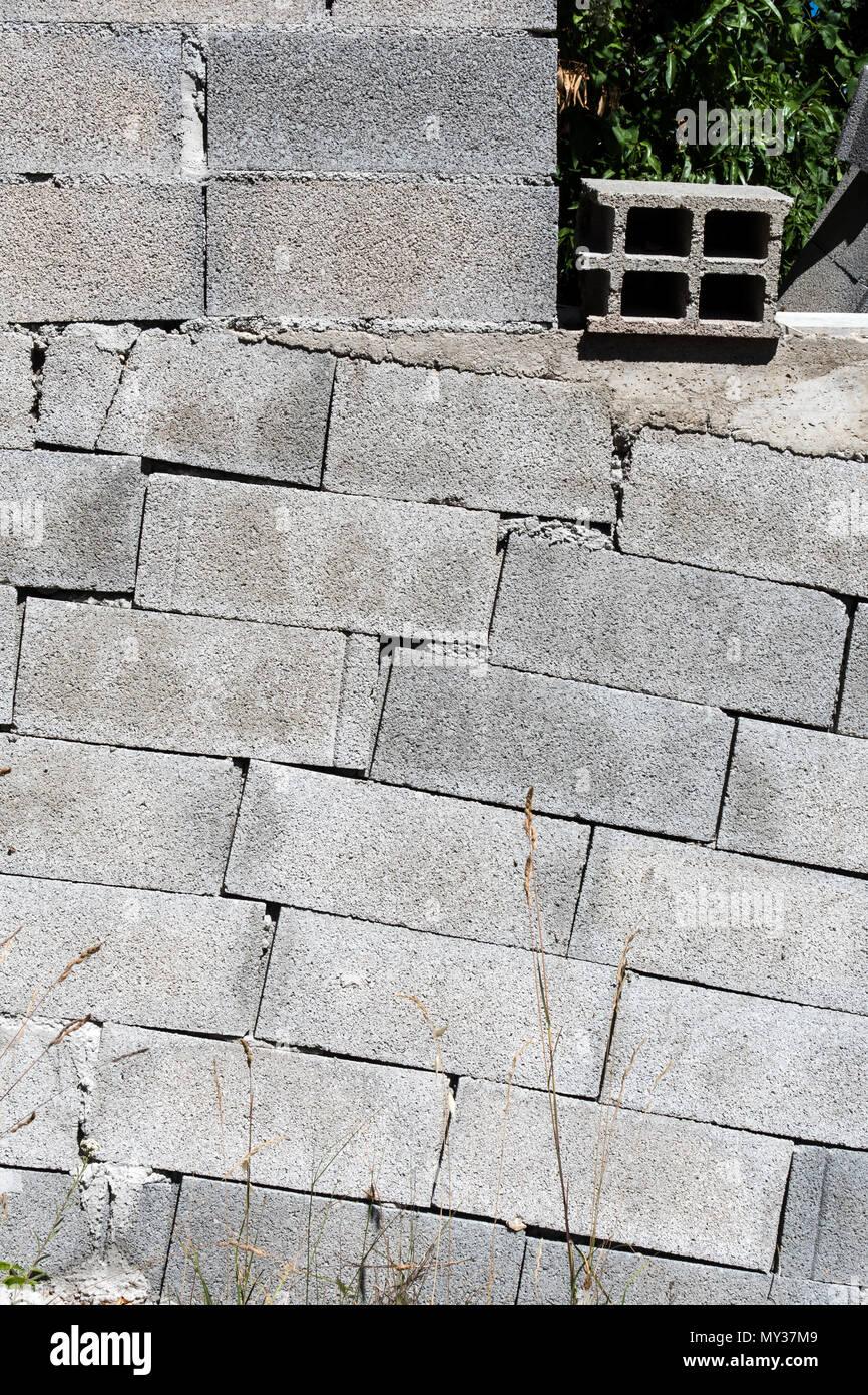 La costruzione di una brezza blocco di muro Foto Stock