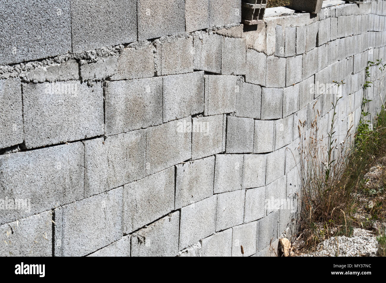 La costruzione di una brezza blocco di muro Foto Stock