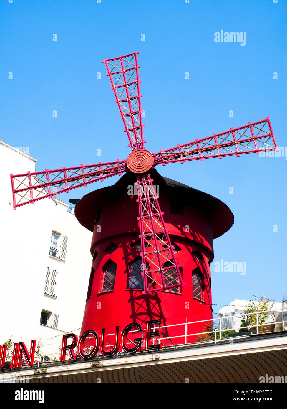 Moulin Rouge mulino a vento a Parigi quartiere di Pigalle su Boulevard de Clichy - Parigi, Francia Foto Stock