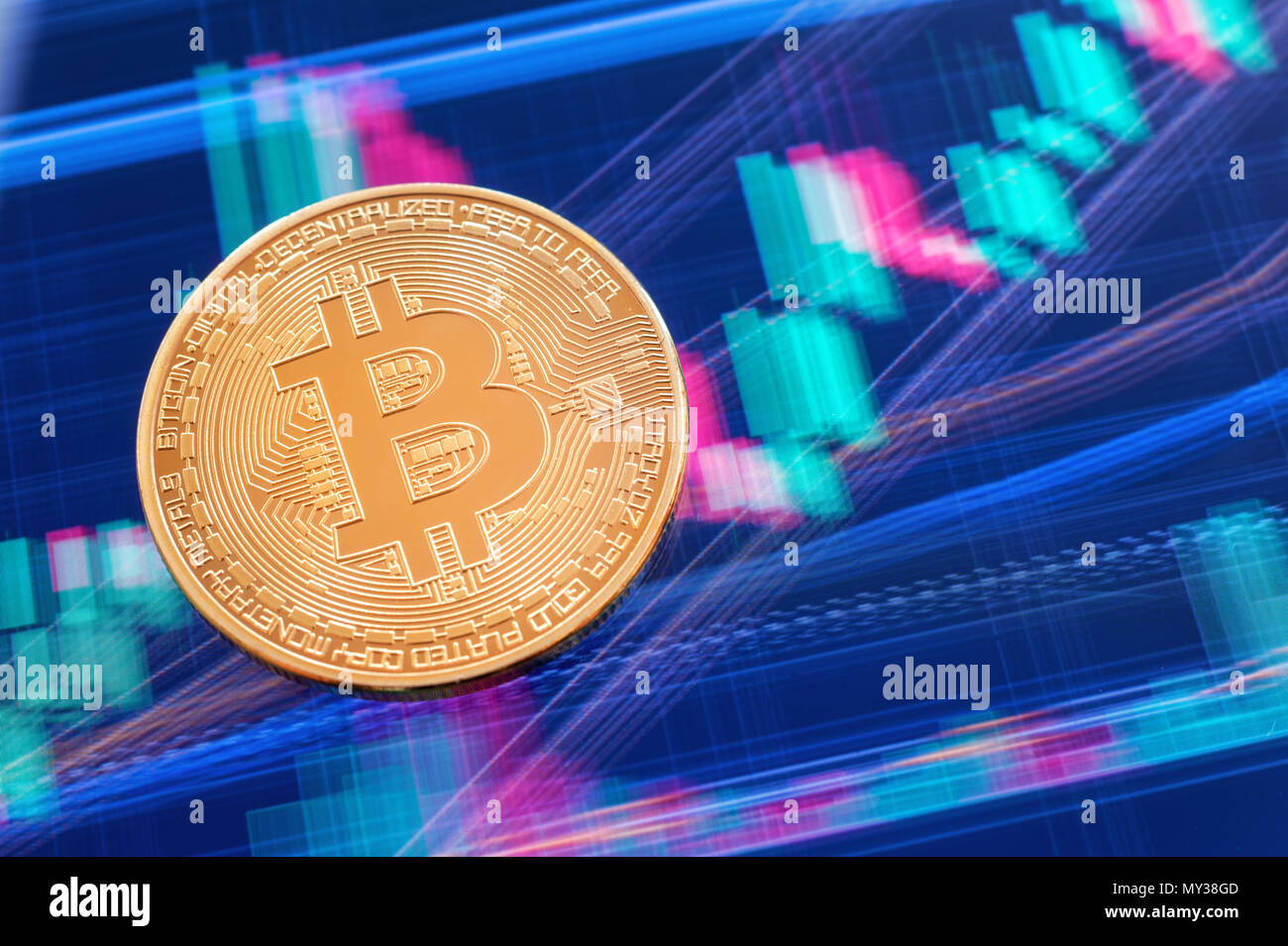 Cryptocurrency Bitcoin moneta su tablet schermata che mostra il commercio grafico analisi. Foto Stock