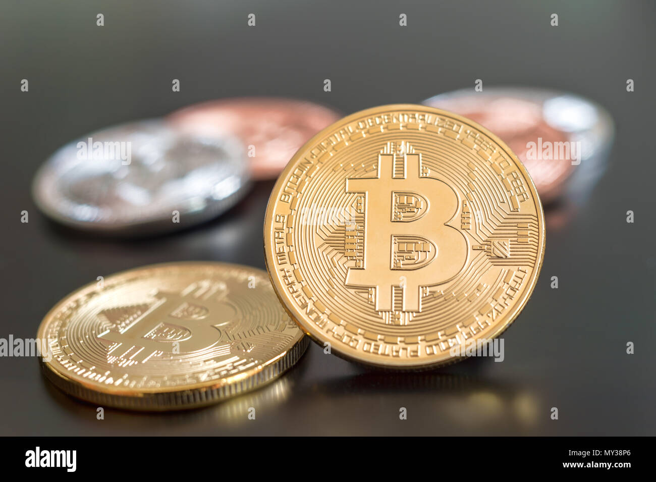 Cryptocurrency Bitcoin monete metalliche su sfondo grigio Foto Stock