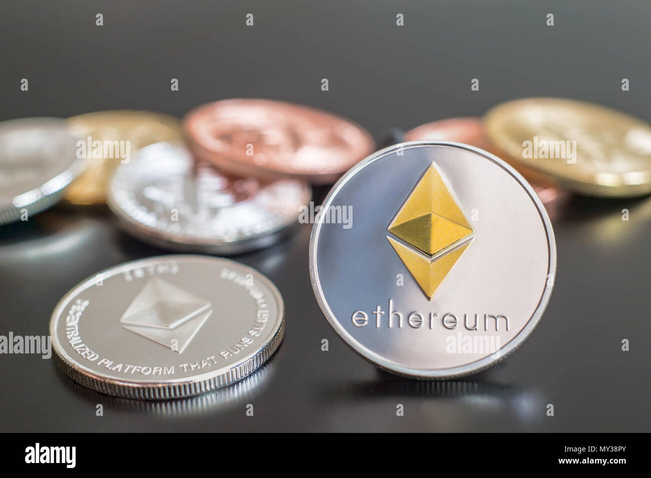 Ethereum Cryptocurrency monete metalliche su sfondo grigio Foto Stock