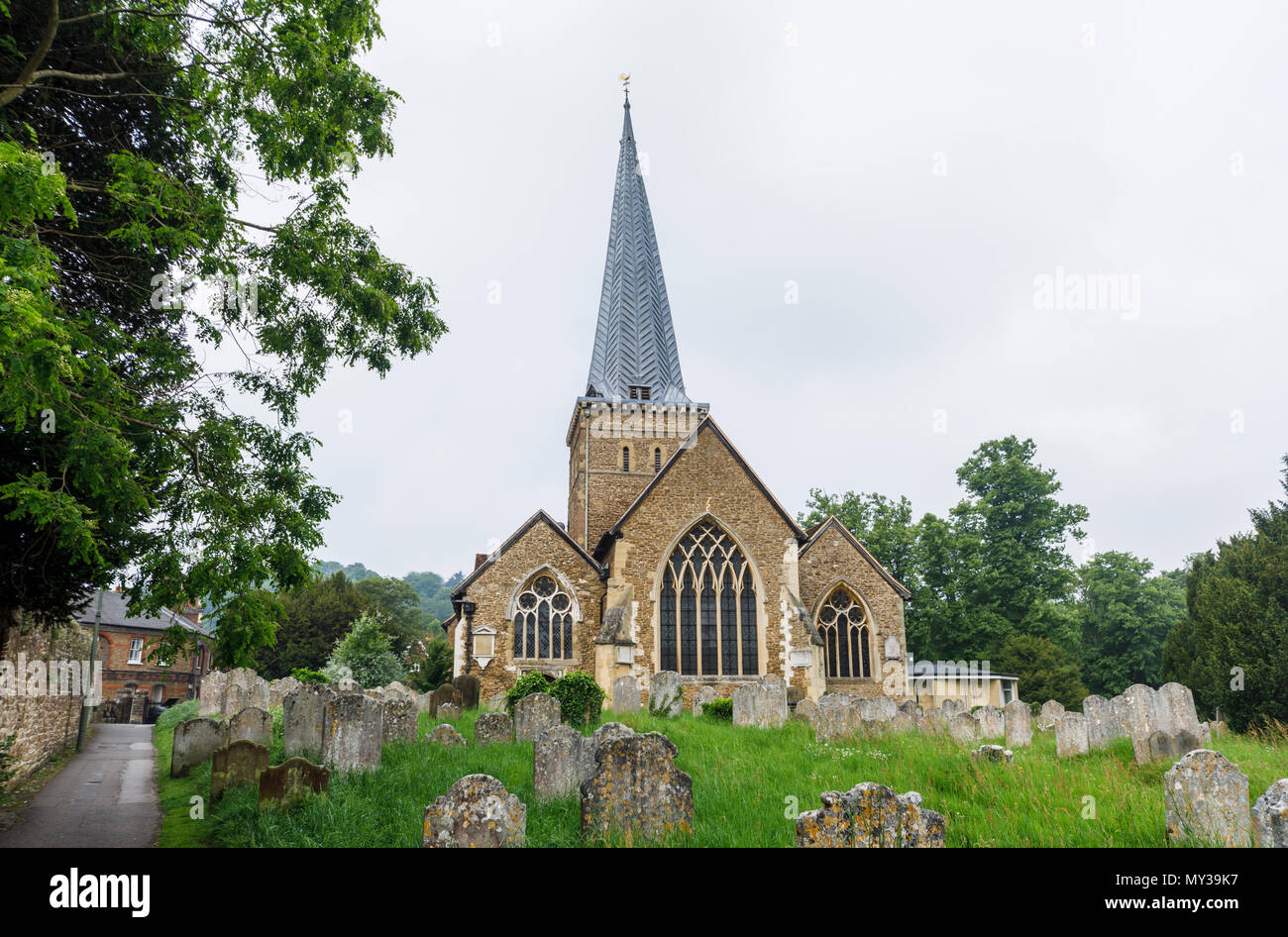 Chiesa di San Pietro e San Paolo e il sagrato della chiesa, chiesa parrocchiale di Godalming, una piccola città mercato vicino a Guildford, Surrey, Inghilterra sudorientale, REGNO UNITO Foto Stock