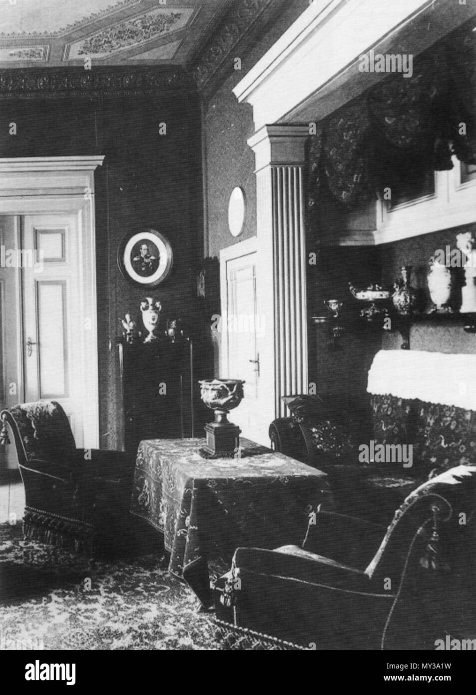 . La cosiddetta 'Warwick-Vase', un famoso enorme marmo antico-oggetto, come una copia in forma ridotta sulla tavola in un salotto. 1895. Anonimo 558 Warwick vaso Zimmer 1895 Foto Stock