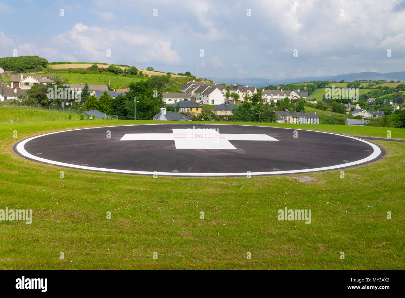 Tampone di atterraggio per elicottero di emergenza a Bantry Ospedale, Irlanda. Foto Stock