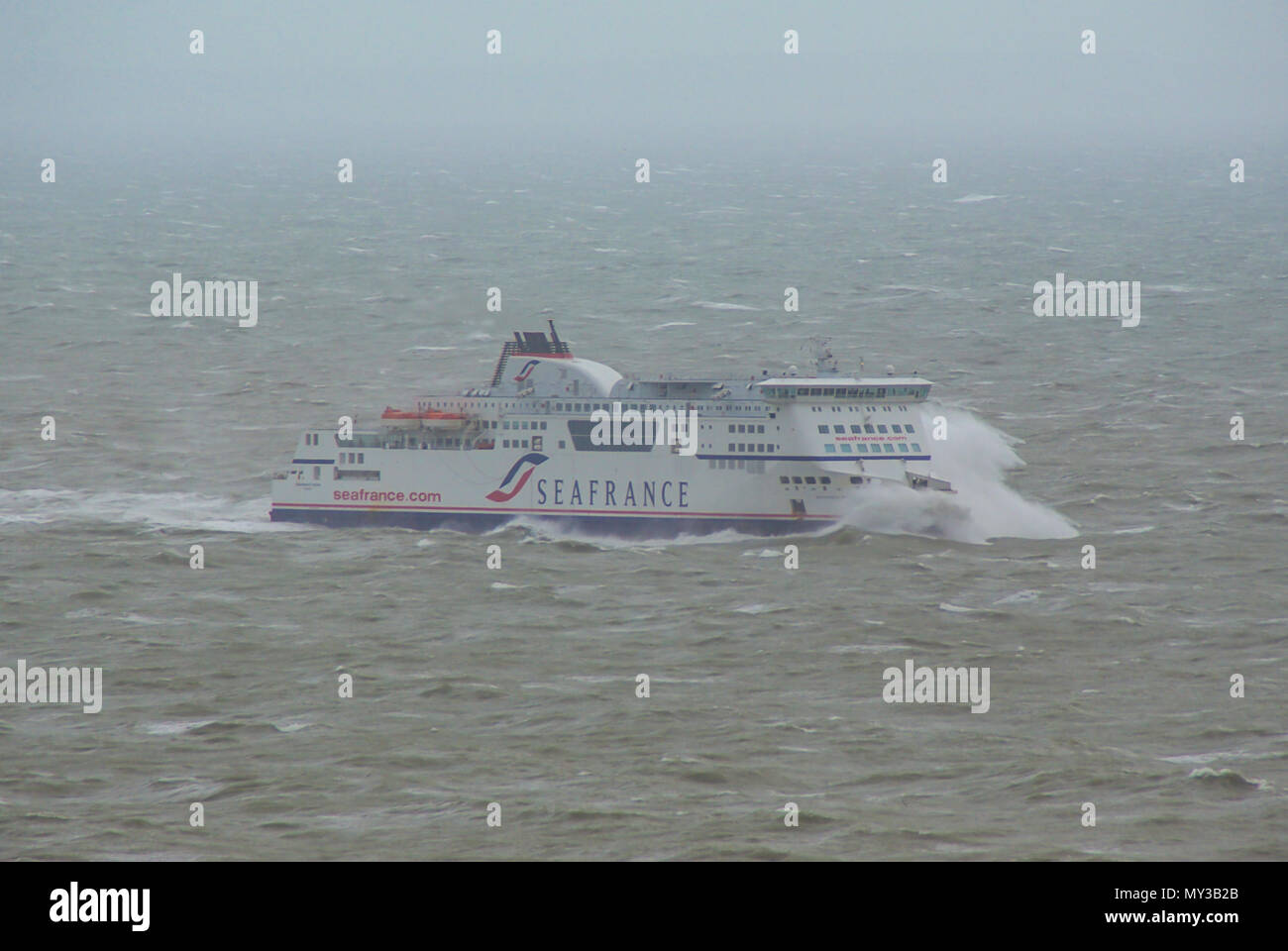 Sea France attraversa il canale di traghetti che lottano in cattive condizioni meteorologiche nella Manica. Onde che si infrangono sul davanti. Forte gonfiore che si avvicina a dover, Kent, Regno Unito Foto Stock