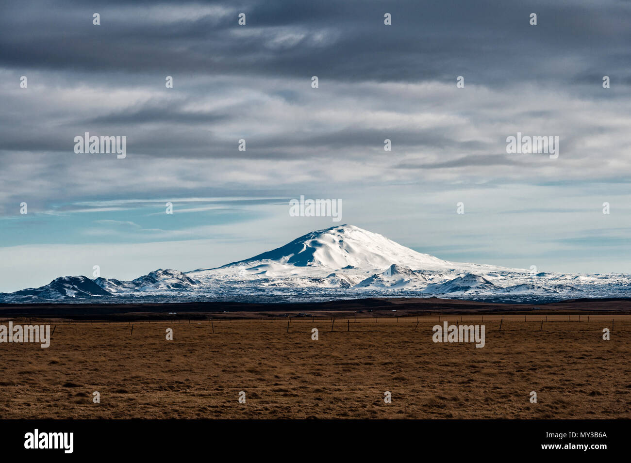 Monte Hekla (1491 m), Islanda, uno dei vulcani più attivi del paese, con oltre 25 grandi eruzioni negli ultimi 1000 anni, più recentemente nel 2000 Foto Stock