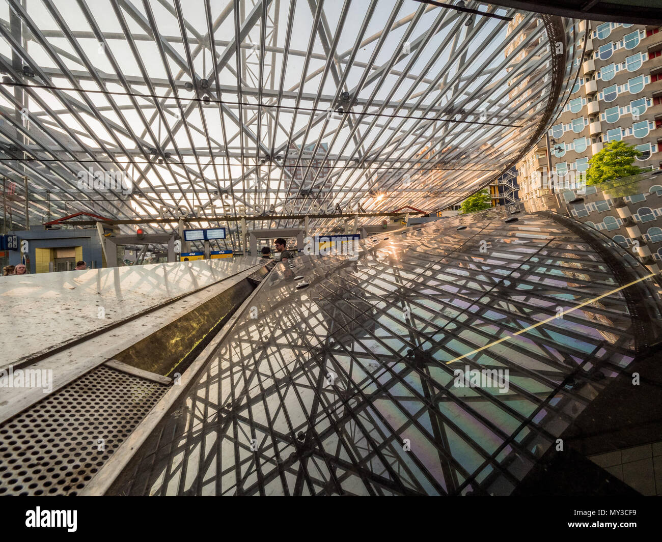 ROTTERDAM, Paesi Bassi - 31 Maggio 2018: stazione Blaak. La moderna stazione è un combinato la stazione ferroviaria e la metropolitana e la stazione della metropolitana. Foto Stock