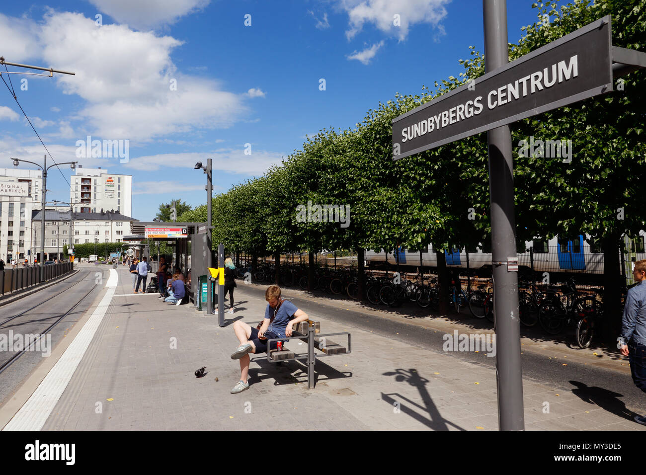 Sundbyberg, Svezia - 2 Agosto 2017: persone in attesa alla fermata del tram Sundbyberg Centrum al momento il servizio Tvarbanan. Foto Stock