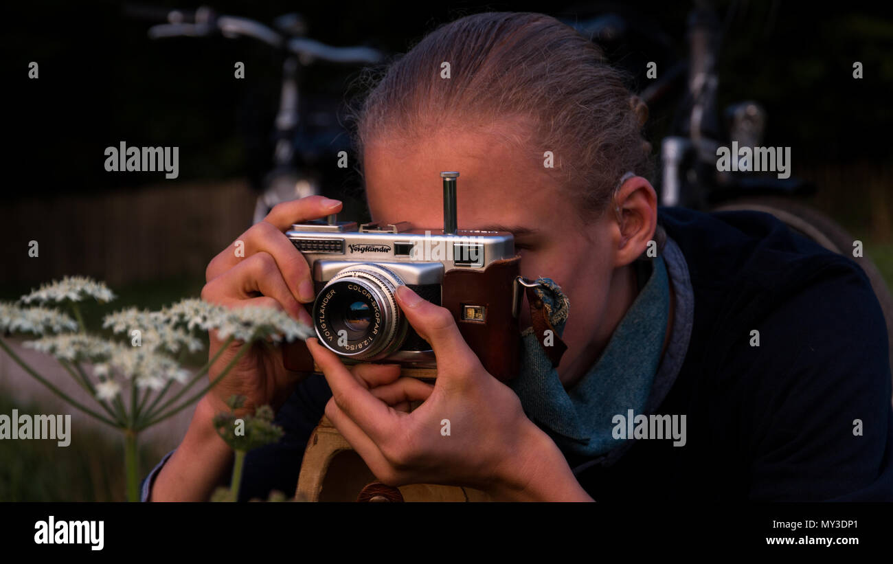 Ritratto di un fotografo utilizzando la vecchia telecamera cinematografica Voigtländer Vitessa T Foto Stock