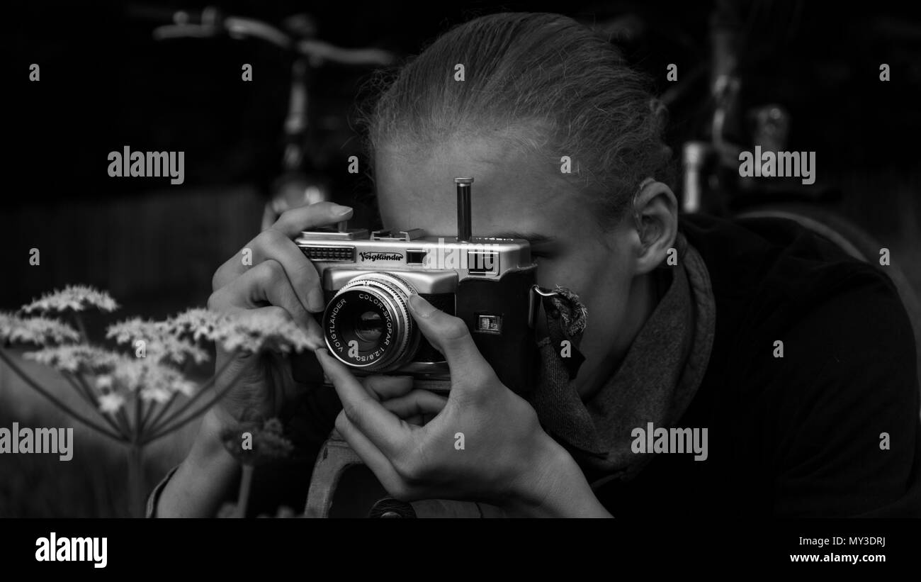 In bianco e nero ritratto di un fotografo utilizzando la vecchia telecamera cinematografica Voigtländer Vitessa T Foto Stock