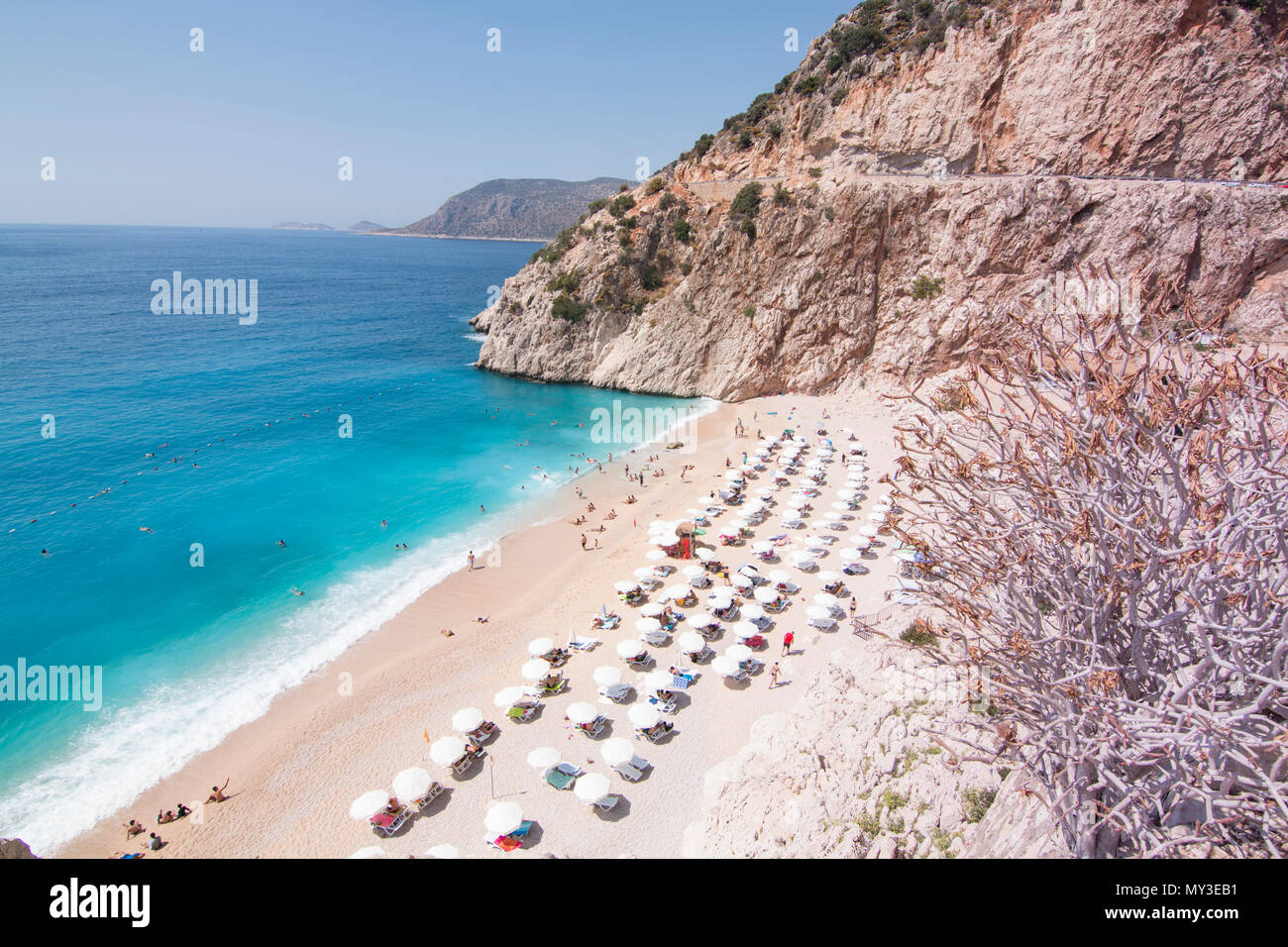 I turisti a prendere il sole e nuotare sulla spiaggia di Kaputas, Kas, Antalya, Turchia Foto Stock