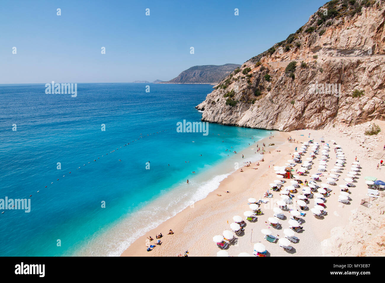 I turisti a prendere il sole e nuotare sulla spiaggia di Kaputas, Kas, Antalya, Turchia Foto Stock